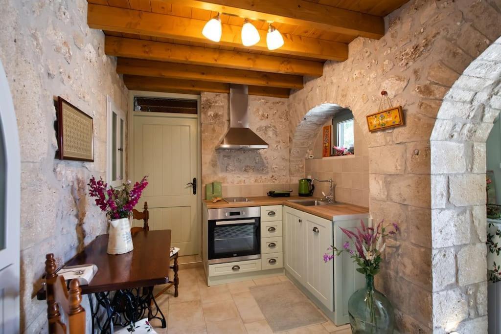 La Casa Di Bella A Tradional Stone House With Barbecue Villa Kariá Buitenkant foto