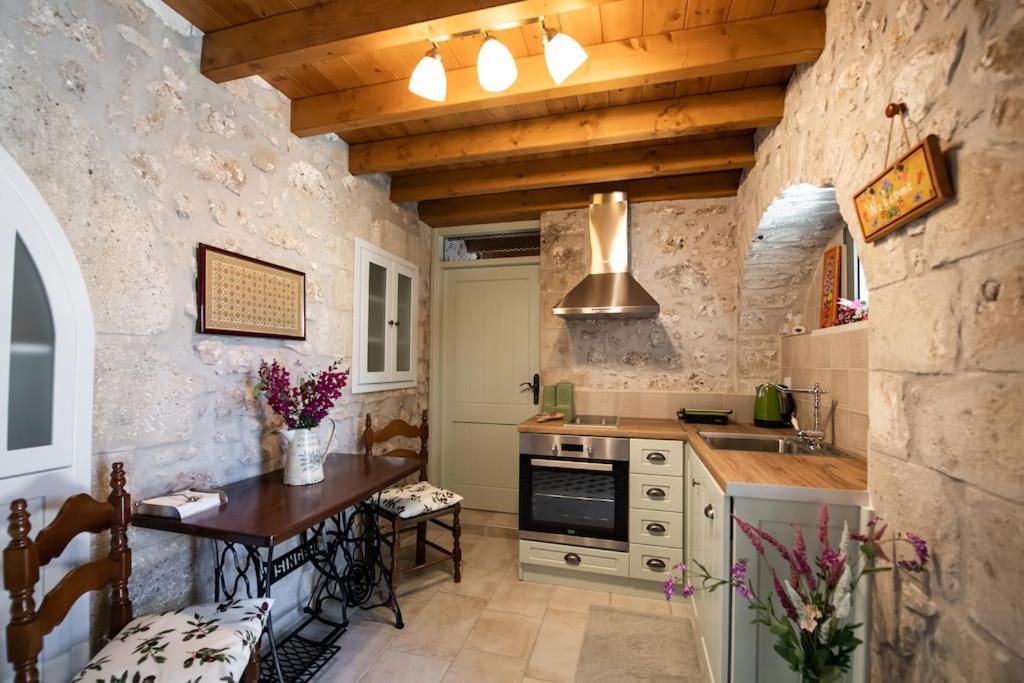 La Casa Di Bella A Tradional Stone House With Barbecue Villa Kariá Buitenkant foto